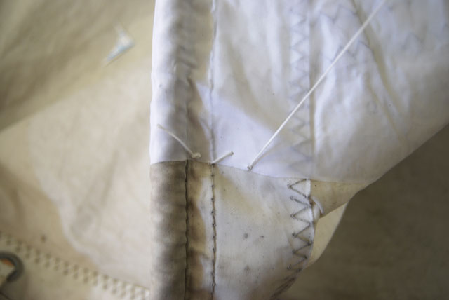 6. 천이 제대로 붙지 않으면 수리한 부분 가장자리를 꿰매어 고정하는 것이 도움이 될 수 있습니다. 하지만 남은 소재가 약해지는 것을 방지하기 위해 이 방법은 돛 제작자를 오랫동안 찾을 수 없는 큰 수리에만 사용하는 것이 좋습니다.