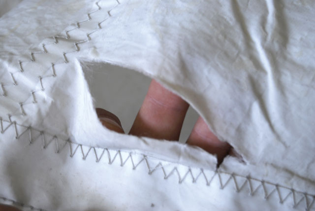 1. 돛을 깨끗한 물로 헹구어 소금기를 제거하고, 가능하면 햇볕이나 히터 앞에서 말립니다.